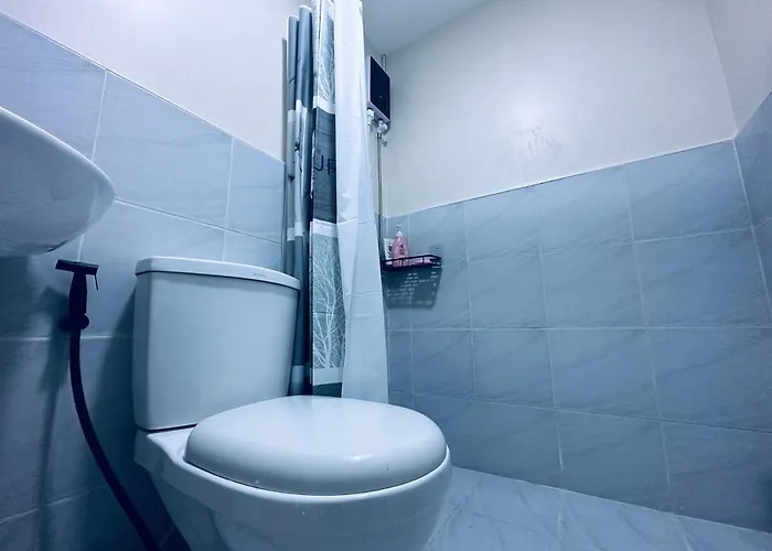 Affordable With Fast Wifi & Near Airport Apartment *