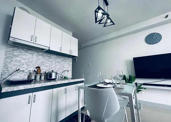 Affordable With Fast Wifi & Near Airport Apartment *